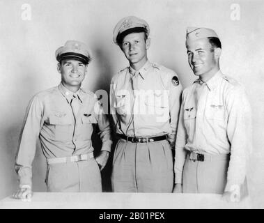 China/USA: Flying Tigers Charlie Bond, Tex Hill und Ed Rector. Alle drei erhielten 1943 das British Flying Cross für Galanterie in Burma von Lord Halifax in Washington, D.C. „Flying Tigers“ war der populäre Name für die 1st American Volunteer Group (AVG) der chinesischen Luftwaffe in den Jahren 1941 bis 1942. Die Piloten waren Mitarbeiter der US-Armee (USAAF), der Navy (USN) und des Marine Corps (USMC), die unter der Genehmigung des Präsidenten rekrutiert wurden und von Claire Lee Chennault kommandiert wurden; die Bodenbesatzung und das Hauptquartier wurden ebenfalls größtenteils vom US-Militär rekrutiert, zusammen mit einigen Zivilisten. Stockfoto