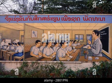 Laos: Bildung, politisches Poster im revolutionären sozialistischen Realismus auf den Straßen von Vientiane. Der sozialistische Realismus ist ein Stil realistischer Kunst, der in der Sowjetunion entwickelt wurde und in anderen kommunistischen Ländern zu einem dominierenden Stil wurde. Der sozialistische Realismus ist ein teleologisch orientierter Stil, dessen Ziel die Förderung der Ziele des Sozialismus und des Kommunismus ist. Obwohl sie damit verbunden ist, darf sie nicht mit dem sozialen Realismus verwechselt werden, einer Art von Kunst, die Themen sozialer Belange realistisch darstellt. Anders als der soziale Realismus verherrlicht der sozialistische Realismus oft die Rolle der Armen. Stockfoto