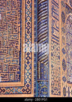 Usbekistan: Detail der Hauptfassade von Tillya Kari Madrassa, Registan, Samarkand. Die Registan umfasst drei Madrasahs (Schulen), die Ulugh Beg Madrasah (1417–1420), Tilya-Kori Madrasah (1646–1660) und die Sher-Dor Madrasah (1619–1636). Die Tilya-Kori Madrasah wurde Mitte des 17. Jahrhunderts von den Shaybaniden Amir Yalangtush erbaut. Der Name Tilya-Kori bedeutet „vergoldet“ oder „mit Gold bedeckt“, und das gesamte Gebäude ist üppig mit aufwendigen geometrischen Arabesken und Suren aus dem Koran verziert, sowohl außen als auch innen. Stockfoto