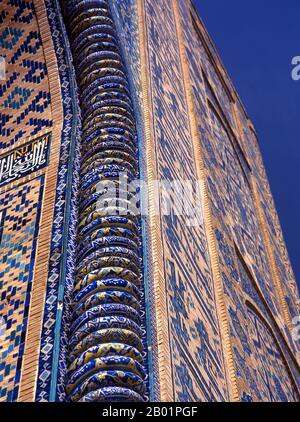 Usbekistan: Detail der Hauptfassade von Tillya Kari Madrassa, Registan, Samarkand. Die Registan umfasst drei Madrasahs (Schulen), die Ulugh Beg Madrasah (1417–1420), Tilya-Kori Madrasah (1646–1660) und die Sher-Dor Madrasah (1619–1636). Die Tilya-Kori Madrasah wurde Mitte des 17. Jahrhunderts von den Shaybaniden Amir Yalangtush erbaut. Der Name Tilya-Kori bedeutet „vergoldet“ oder „mit Gold bedeckt“, und das gesamte Gebäude ist üppig mit aufwendigen geometrischen Arabesken und Suren aus dem Koran verziert, sowohl außen als auch innen. Stockfoto