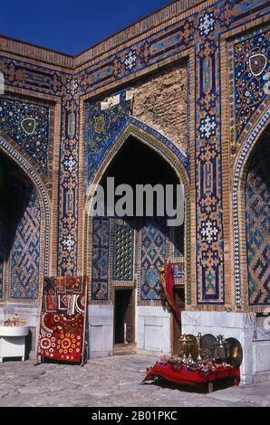 Usbekistan: Innenhof von Tillya Kari Madrassa, Registan, Samarkand. Der Registan umfasst drei Maharashs (Schulen), die Ulugh Beg Madrasah (1417-1420), Tilya-Kori Madrasah (1646-1660) und die Sher-Dor Madrasah (1619-1636). Die Tilya-Kori Madrasah wurde Mitte des 17. Jahrhunderts vom Shaybaniden Amir Yalangtush erbaut. Der Name Tilya-Kori bedeutet „vergoldet“ oder „vergoldet“, und das gesamte Gebäude ist opulent mit aufwändigen geometrischen Arabesken und Sura aus dem Koran sowohl außen als auch vor allem innen dekoriert. Stockfoto