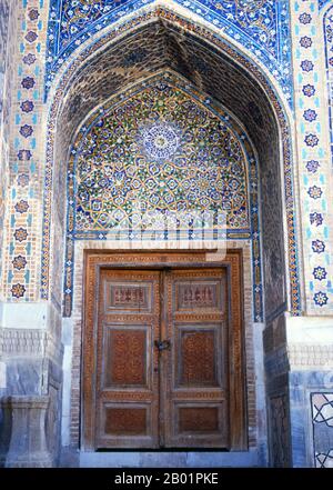 Usbekistan: Holztüren im Innenhof von Ulug Beg Madrassa, der Registan, Samarkand. Die Registan umfasst drei Madrasahs (Schulen), die Ulugh Beg Madrasah (1417–1420), Tilya-Kori Madrasah (1646–1660) und die Sher-Dor Madrasah (1619–1636). Das Ulugh Beg Madrasah hat sein imposantes Portal mit Lanzettenbogen zum Platz. Die Ecken werden von den hohen, gut proportionierten Minaretten flankiert. Die Mosaiktafel über dem Eingangsbogen ist mit geometrischen Stilelementen verziert. Der quadratische Innenhof umfasst eine Moschee, Vortragsräume und ist von Studentenwohnheimen gesäumt. Stockfoto