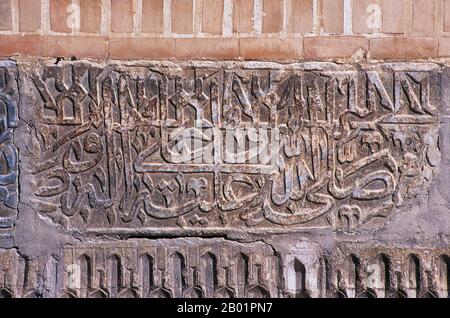 Usbekistan: Kalligraphisches Detail auf der Hauptfassade von Tillya Kari Madrassa, der Registan, Samarkand. Die Registan umfasst drei Madrasahs (Schulen), die Ulugh Beg Madrasah (1417–1420), Tilya-Kori Madrasah (1646–1660) und die Sher-Dor Madrasah (1619–1636). Das Ulugh Beg Madrasah hat sein imposantes Portal mit Lanzettenbogen zum Platz. Die Ecken werden von den hohen, gut proportionierten Minaretten flankiert. Die Mosaiktafel über dem Eingangsbogen ist mit geometrischen Stilelementen verziert. Der quadratische Innenhof umfasst eine Moschee, Vortragsräume und ist von Studentenwohnheimen gesäumt Stockfoto