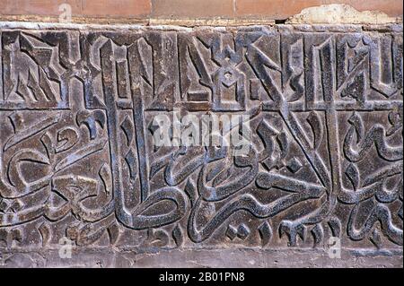 Usbekistan: Kalligraphisches Detail auf der Hauptfassade von Tillya Kari Madrassa, der Registan, Samarkand. Die Registan umfasst drei Madrasahs (Schulen), die Ulugh Beg Madrasah (1417–1420), Tilya-Kori Madrasah (1646–1660) und die Sher-Dor Madrasah (1619–1636). Das Ulugh Beg Madrasah hat sein imposantes Portal mit Lanzettenbogen zum Platz. Die Ecken werden von den hohen, gut proportionierten Minaretten flankiert. Die Mosaiktafel über dem Eingangsbogen ist mit geometrischen Stilelementen verziert. Der quadratische Innenhof umfasst eine Moschee, Vortragsräume und ist von Studentenwohnheimen gesäumt Stockfoto