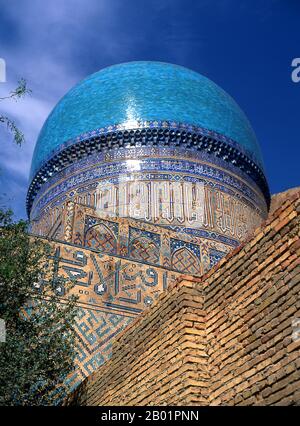 Usbekistan: Kannelierte Kuppel der Bibi-Khanum-Moschee, Samarkand. Das Bibi Khanum wurde von Timur dem Großen (1336–1405), auch bekannt als Tamerlane, gebaut. Die Moschee wurde zu Ehren seiner Cheffrau Saray Mulk Khanum erbaut und wurde in einem epischen Maßstab errichtet. Das Gebäude wurde aus der Beute eines jüngsten Feldzugs nach Delhi (1398) finanziert und mit der Arbeit von 95 importierten indischen Elefanten gebaut. Der ursprüngliche 35 m lange Eingangsbogen wurde von 50 m langen Minaretten flankiert, die in einen mit Marmor gepflasterten Hof führten und von Moscheen flankiert waren. Stockfoto