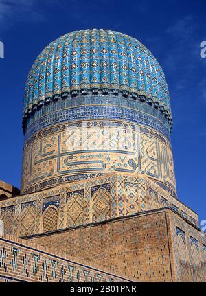 Usbekistan: Kannelierte Kuppel der Bibi-Khanum-Moschee, Samarkand. Das Bibi Khanum wurde von Timur dem Großen (1336–1405), auch bekannt als Tamerlane, gebaut. Die Moschee wurde zu Ehren seiner Cheffrau Saray Mulk Khanum erbaut und wurde in einem epischen Maßstab errichtet. Das Gebäude wurde aus der Beute eines jüngsten Feldzugs nach Delhi (1398) finanziert und mit der Arbeit von 95 importierten indischen Elefanten gebaut. Der ursprüngliche 35 m lange Eingangsbogen wurde von 50 m langen Minaretten flankiert, die in einen mit Marmor gepflasterten Hof führten und von Moscheen flankiert waren. Stockfoto