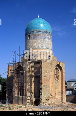 Usbekistan: Eine kleinere Seitenmoschee und Kuppel in der Bibi-Khanum-Moschee in Samarkand. Das Bibi Khanum wurde von Timur dem Großen (1336–1405), auch bekannt als Tamerlane, gebaut. Die Moschee wurde zu Ehren seiner Cheffrau Saray Mulk Khanum erbaut und wurde in einem epischen Maßstab errichtet. Das Gebäude wurde aus der Beute eines jüngsten Feldzugs nach Delhi (1398) finanziert und mit der Arbeit von 95 importierten indischen Elefanten gebaut. Der ursprüngliche 35 m lange Eingangsbogen wurde von 50 m langen Minaretten flankiert, die in einen mit Marmor gepflasterten Hof führten und von Moscheen flankiert waren. Stockfoto