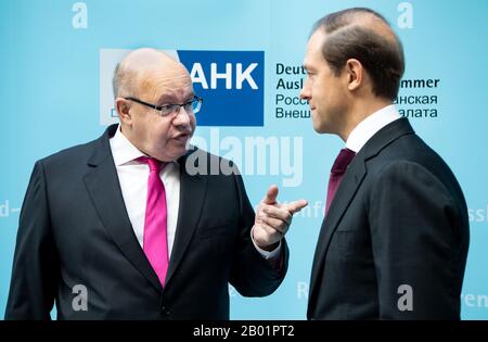 Berlin, Deutschland. Februar 2020. Peter Altmaier (l, CDU), Bundesminister für Wirtschaft und Energie, und Denis Manturow, Minister für Industrie und Handel der Russischen Föderation, sprechen auf der 7. Russland-Konferenz des Verbands Deutscher Industrie- und Handelskammern (DIHK) und der deutsch-russischen Handelskammer. Rund 500 Unternehmensvertreter und zahlreiche Ehrengäste aus Politik und Wirtschaft nehmen an der Konferenz unter dem Motto "Innovation als Wachstumsmotor" Teil. Credit: Bernd von Jutrczenka / dpa / Alamy Live News Stockfoto