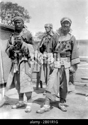 China: Chinesische muslimische Truppen aus Gansu, die unter General Dong Fuxiang von der kaiserlichen Qing-Armee dienten; sie wurden auch als Kansu Braves (Kansu Braves), Peking, 1900 bekannt. Die Boxer Rebellion, auch bekannt als Boxeraufstand oder Yihetuan-Bewegung, war eine proto-nationalistische Bewegung der Righteous Harmony Society in China zwischen 1898 und 1901, die sich gegen den ausländischen Imperialismus und das Christentum wandte. Der Aufstand fand als Reaktion auf ausländische Einflussbereiche in China statt, mit Beschwerden, die von Opiumhändlern, politischer Invasion, wirtschaftlicher Manipulation bis hin zu missionarischer Evangelisation reichten. Stockfoto