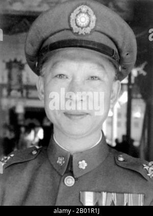 Taiwan/China: Xu Yue (26. Dezember 1896 bis 3. Mai 1998), chinesischer Nationalist General, um 1940er Jahre Xue Yue war ein chinesischer nationalistischer Militärgeneral, der von Claire Lee Chennault von den Flying Tigers als „Patton of Asia“ bezeichnet wurde. Als sich Chiang Kai-shek 1949 nach Taiwan zurückzog, wurde Xue für die Verteidigung der Insel Hainan verantwortlich gemacht. Die siegreiche Rote Armee war zu viel für die demoralisierten nationalistischen Kräfte. Xue reiste nach Taiwan, nachdem die Verteidigung der Insel Hainan zusammenbrach. Er diente als Nominalberater des Stabschefs nur im Namen. Er lebte bis 1998 bis zum Alter von 101 Jahren. Stockfoto