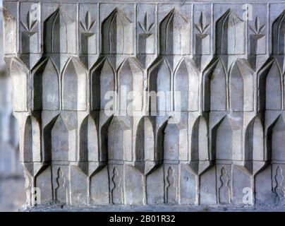 Usbekistan: Wanddetails, Ulug Beg Madrassa, die Registan, Samarkand. Die Registan umfasst drei Madrasahs (Schulen), die Ulugh Beg Madrasah (1417–1420), Tilya-Kori Madrasah (1646–1660) und die Sher-Dor Madrasah (1619–1636). Das Ulugh Beg Madrasah hat sein imposantes Portal mit Lanzettenbogen zum Platz. Die Ecken werden von den hohen, gut proportionierten Minaretten flankiert. Die Mosaiktafel über dem Eingangsbogen ist mit geometrischen Stilelementen verziert. Der quadratische Innenhof umfasst eine Moschee, Vortragsräume und ist von den Schlafsäulen gesäumt, in denen die Studenten lebten. Stockfoto