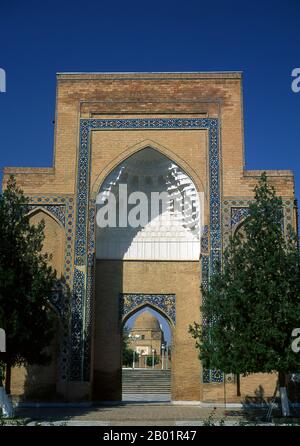 Usbekistan: Eintritt zum Gur-e-Amir Mausoleum mit dem Mausoleum im Hintergrund, Samarkand. Das Gūr-e Amīr oder Guri Amir ist das Mausoleum des asiatischen Eroberers Tamerlane (auch Timur genannt) in Samarkand, Usbekistan. Gur-e Amir ist Persisch für „Grab des Königs“. Es nimmt einen wichtigen Platz in der Geschichte der persischen Architektur ein, als Vorläufer und Modell für spätere große Mogularchitekturgräber, einschließlich des Humayun-Grabes in Delhi und des Taj Mahal in Agra, erbaut von Timurs Nachkommen, der herrschenden Moguldynastie Nordindiens. Es wurde stark restauriert. Stockfoto
