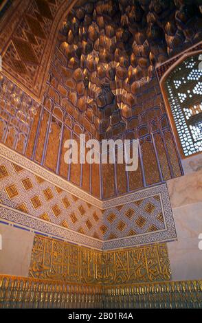 Usbekistan: Innendetail der Mausoleum-Kuppel, Gur-e Amir Mausoleum, Samarkand. Das Gūr-e Amīr oder Guri Amir ist das Mausoleum des asiatischen Eroberers Tamerlane (auch Timur genannt) in Samarkand, Usbekistan. Gur-e Amir ist Persisch für „Grab des Königs“. Es nimmt einen wichtigen Platz in der Geschichte der persischen Architektur ein, als Vorläufer und Modell für spätere große Mogularchitekturgräber, einschließlich des Humayun-Grabes in Delhi und des Taj Mahal in Agra, erbaut von Timurs Nachkommen, der herrschenden Moguldynastie Nordindiens. Es wurde stark restauriert. Stockfoto