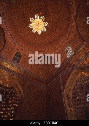 Usbekistan: Innendetail der Mausoleum-Kuppel, Gur-e Amir Mausoleum, Samarkand. Das Gūr-e Amīr oder Guri Amir ist das Mausoleum des asiatischen Eroberers Tamerlane (auch Timur genannt) in Samarkand, Usbekistan. Gur-e Amir ist Persisch für „Grab des Königs“. Es nimmt einen wichtigen Platz in der Geschichte der persischen Architektur ein, als Vorläufer und Modell für spätere große Mogularchitekturgräber, einschließlich des Humayun-Grabes in Delhi und des Taj Mahal in Agra, erbaut von Timurs Nachkommen, der herrschenden Moguldynastie Nordindiens. Es wurde stark restauriert. Stockfoto