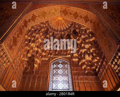 Usbekistan: Innendetail der Mausoleum-Kuppel, Gur-e Amir Mausoleum, Samarkand. Das Gūr-e Amīr oder Guri Amir ist das Mausoleum des asiatischen Eroberers Tamerlane (auch Timur genannt) in Samarkand, Usbekistan. Gur-e Amir ist Persisch für „Grab des Königs“. Es nimmt einen wichtigen Platz in der Geschichte der persischen Architektur ein, als Vorläufer und Modell für spätere große Mogularchitekturgräber, einschließlich des Humayun-Grabes in Delhi und des Taj Mahal in Agra, erbaut von Timurs Nachkommen, der herrschenden Moguldynastie Nordindiens. Es wurde stark restauriert. Stockfoto