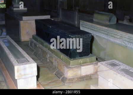 Usbekistan: Gräber von Timur (Tamerlane) und Ulug Beg, Gur-e Amir Mausoleum, Samarkand. Das Gūr-e Amīr oder Guri Amir ist das Mausoleum des asiatischen Eroberers Tamerlane (auch Timur genannt) in Samarkand, Usbekistan. Gur-e Amir ist Persisch für „Grab des Königs“. Es nimmt einen wichtigen Platz in der Geschichte der persischen Architektur ein, als Vorläufer und Modell für spätere große Mogularchitekturgräber, einschließlich des Humayun-Grabes in Delhi und des Taj Mahal in Agra, erbaut von Timurs Nachkommen, der herrschenden Moguldynastie Nordindiens. Es wurde stark restauriert. Stockfoto