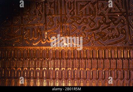 Usbekistan: Wand mit kalligraphischen Details im Mausoleum, Gur-e Amir Mausoleum, Samarkand. Das Gūr-e Amīr oder Guri Amir ist das Mausoleum des asiatischen Eroberers Tamerlane (auch Timur genannt) in Samarkand, Usbekistan. Gur-e Amir ist Persisch für „Grab des Königs“. Es nimmt einen wichtigen Platz in der Geschichte der persischen Architektur ein, als Vorläufer und Modell für spätere große Mogularchitekturgräber, einschließlich des Humayun-Grabes in Delhi und des Taj Mahal in Agra, erbaut von Timurs Nachkommen, der herrschenden Moguldynastie Nordindiens. Es wurde stark restauriert. Stockfoto