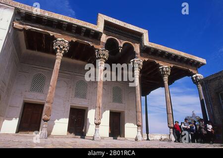 Usbekistan: Holzdecke und Säulen in der Jama Masjid (Freitagsmoschee) in der Arche Festung Buchara. Die Arche wurde ursprünglich um das 5. Jahrhundert n. Chr. erbaut und besetzt. Die Arche war nicht nur eine militärische Struktur, sondern umfasste auch eine Stadt, die während eines großen Teils der Geschichte der Festung von den verschiedenen königlichen Höfen bewohnt wurde, die die Region um Buchara beherrschten. Die Arche diente als Festung, bis sie 1920 an Russland fiel. Buchara wurde 500 v. Chr. in der heutigen Arche gegründet. Die Buchara-Oase war jedoch schon lange zuvor bewohnt. Stockfoto