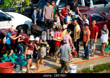 Thailand: Die belebten Gräben der Altstadt beim thailändischen Neujahrsfest Songkran (Wasser), Chiang Mai. Songkran ist das traditionelle thailändische Neujahr und wird vom 13. Bis 15. April gefeiert. Dieses jährliche Wasserfest, auf Thailändisch als „songkran“ und auf Burmesisch als „Thingyan“ bekannt, markiert den Beginn der Regenzeit und wird in Birma, Laos, Thailand und anderen südostasiatischen Ländern gefeiert, normalerweise im April. Chiang Mai (bedeutet „neue Stadt“), manchmal als „Chiengmai“ oder „Chiangmai“ geschrieben, ist die größte und kulturell bedeutendste Stadt im Norden Thailands. Stockfoto