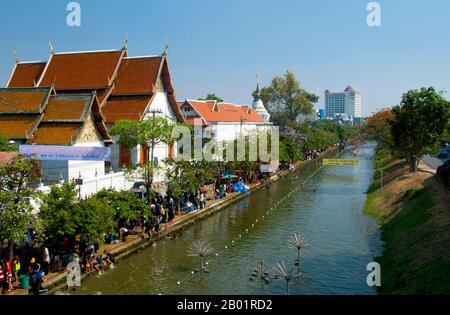 Thailand: Die belebten Gräben der Altstadt beim thailändischen Neujahrsfest Songkran (Wasser), Chiang Mai. Songkran ist das traditionelle thailändische Neujahr und wird vom 13. Bis 15. April gefeiert. Dieses jährliche Wasserfest, auf Thailändisch als „songkran“ und auf Burmesisch als „Thingyan“ bekannt, markiert den Beginn der Regenzeit und wird in Birma, Laos, Thailand und anderen südostasiatischen Ländern gefeiert, normalerweise im April. Chiang Mai (bedeutet „neue Stadt“), manchmal als „Chiengmai“ oder „Chiangmai“ geschrieben, ist die größte und kulturell bedeutendste Stadt im Norden Thailands. Stockfoto