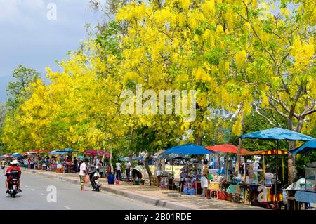 Thailand: Die belebten Gräben der Altstadt beim thailändischen Neujahrsfest Songkran (Wasser), Chiang Mai. Songkran ist das traditionelle thailändische Neujahr und wird vom 13. Bis 15. April gefeiert. Dieses jährliche Wasserfest, auf Thailändisch als „songkran“ und auf Burmesisch als „Thingyan“ bekannt, markiert den Beginn der Regenzeit und wird in Birma, Laos, Thailand und anderen südostasiatischen Ländern gefeiert, normalerweise im April. Chiang Mai (bedeutet „neue Stadt“), manchmal als „Chiengmai“ oder „Chiangmai“ geschrieben, ist die größte und kulturell bedeutendste Stadt im Norden Thailands. Stockfoto