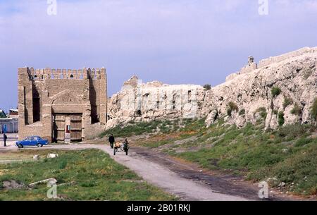 Usbekistan: Die alte Stadtmauer und das Tallipach-Tor aus dem 16. Jahrhundert, Buchara. Buchara wurde 500 v. Chr. in der heutigen Arche gegründet. Die Buchara-Oase war jedoch schon lange zuvor bewohnt. Die Stadt war eines der wichtigsten Zentren der persischen Zivilisation seit ihren Anfängen im 6. Jahrhundert v. Chr.. Ab dem 6. Jahrhundert n. Chr. kamen nach und nach Turksprecher hinzu. Bucharas Architektur und archäologische Stätten bilden eine der Säulen zentralasiatischer Geschichte und Kunst. Die Region Buchara war lange Zeit Teil des Persischen Reiches. Stockfoto