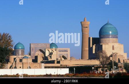 Usbekistan: Kalyan oder Kalon Moschee und Minarett, Teil des Po-i-Kalyan Komplexes, Buchara. Die Kalyan-Moschee ist Bucharas Gemeindemoschee oder Freitagsmoschee. Sie wurde im 16. Jahrhundert an der Stelle einer älteren Moschee errichtet, die von Dschingis Khan zerstört wurde. Das kalyanische Minarett oder Minâra-i Kalân (Persisch/tadschikisch für das „große Minarett“) ist Teil des Po-i-Kalyan-Moschee-Komplexes und wurde von Bako entworfen und 1127 vom arachanidischen Herrscher Arslan Khan erbaut. Das Minarett ist in Form eines runden, nach oben verengenden Ziegelturms mit einem Durchmesser von 9 m (30 ft) an der Unterseite gefertigt. Stockfoto