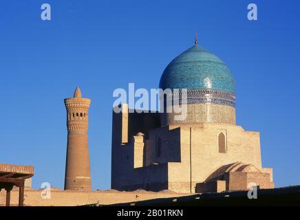 Usbekistan: Kalyan oder Kalon Moschee und Minarett, Teil des Po-i-Kalyan Komplexes, Buchara. Die Kalyan-Moschee ist Bucharas Gemeindemoschee oder Freitagsmoschee. Sie wurde im 16. Jahrhundert an der Stelle einer älteren Moschee errichtet, die von Dschingis Khan zerstört wurde. Das kalyanische Minarett oder Minâra-i Kalân (Persisch/tadschikisch für das „große Minarett“) ist Teil des Po-i-Kalyan-Moschee-Komplexes und wurde von Bako entworfen und 1127 vom arachanidischen Herrscher Arslan Khan erbaut. Das Minarett ist in Form eines runden, nach oben verengenden Ziegelturms mit einem Durchmesser von 9 m (30 ft) an der Unterseite gefertigt. Stockfoto