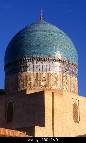 Usbekistan: Die Hauptkuppel der Kalyan- oder Kalon-Moschee, Teil des Po-i-Kalyan-Komplexes, Buchara. Die Kalyan-Moschee ist Bucharas Gemeindemoschee oder Freitagsmoschee. Sie wurde im 16. Jahrhundert an der Stelle einer älteren Moschee errichtet, die von Dschingis Khan zerstört wurde. Das kalyanische Minarett oder Minâra-i Kalân (Persisch/tadschikisch für das „große Minarett“) ist Teil des Po-i-Kalyan-Moschee-Komplexes und wurde von Bako entworfen und 1127 vom arachanidischen Herrscher Arslan Khan erbaut. Das Minarett ist in Form eines runden, nach oben verengenden Ziegelturms mit einem Durchmesser von 9 m (30 ft) an der Unterseite gefertigt. Stockfoto