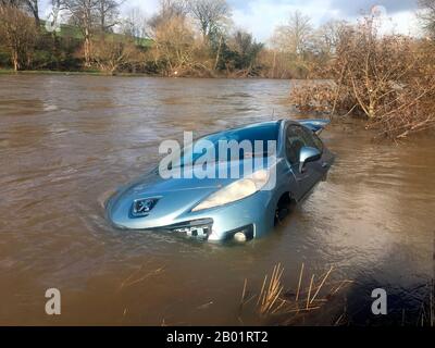 Auto in River Wye bei Hay on Wye wurde es von einem lokalen Parkplatz am Flussufer gespült, nachdem der Fluss den höchsten Stand von 5,05 Metern erreicht hatte, der auf der lokalen Flusshöhenlehre verzeichnet wurde Stockfoto