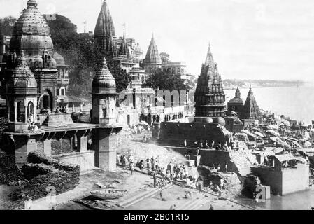 Indien: Die Haupteinäscherung Ghetz, Varanasi (Benares), um 1920. Varanasi, auch bekannt als Banaras oder Benaras, ist eine Stadt am Ufer des Ganges im indischen Bundesstaat Uttar Pradesh, 320 Kilometer (199 mi) südöstlich der Hauptstadt Lucknow. Die Stadt wird von Hindus, Buddhisten und Jains als heilige Stadt angesehen. Es ist eine der ältesten durchgehend bewohnten Städte der Welt und die älteste in Indien. Der Kaschi Naresh (Maharaja von Kaschi) ist der wichtigste Kulturförderer von Varanasi und ein wesentlicher Bestandteil aller religiösen Feiern. Stockfoto