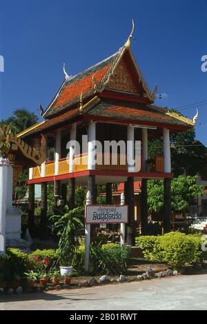 Thailand: Ho Trai (Bibliothek), Wat Phra Non, Phrae, Nordthailand. Der Wat Phra Non (Tempel des liegenden Buddha) wurde im 18. Jahrhundert erbaut und ist ein bemerkenswertes Beispiel für die klassische religiöse Architektur der Phrae. Phrae wurde im 12. Jahrhundert neben dem Yom-Fluss erbaut und war Teil des Mon-Königreichs Haripunchai. 1443 eroberte König Tilokaraj aus dem benachbarten Königreich Lanna die Stadt. Stockfoto