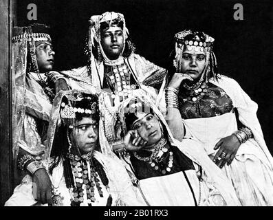 Algerien: Junge Berberin des Stammes Ouled Nail, Anfang des 20. Jahrhunderts. Berber sind die indigenen Völker Nordafrikas westlich des Niltals. Sie sind diskontinuierlich vom Atlantik bis zur Siwa-Oase in Ägypten und vom Mittelmeer bis zum Niger verteilt. Historisch sprachen sie verschiedene Berbersprachen, die zusammen einen Zweig der afro-asiatischen Sprachfamilie bilden. Stockfoto
