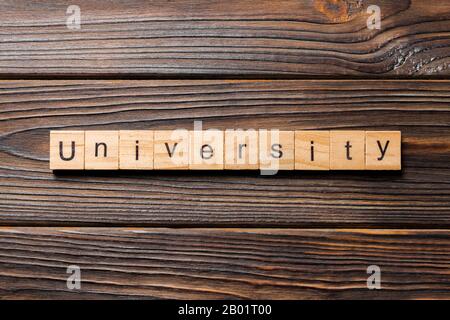 Universität Wort auf Holz Block geschrieben. Universität text auf Holz- Tabelle für Ihr Design, Konzept. Stockfoto