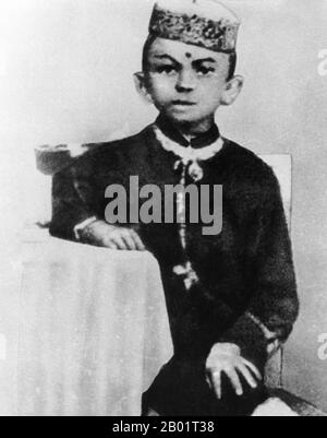 Indien: Mahatma Gandhi (2. Oktober 1869 – 30. Januar 1948), führender politischer und ideologischer Führer der indischen Unabhängigkeitsbewegung, als Kind im Alter von 7 Jahren (1876 Jahre). Mohandas Karamchand Gandhi war der führende politische und ideologische Führer Indiens während der indischen Unabhängigkeitsbewegung. Er war Pionier bei Satyagraha. Dies wird definiert als Widerstand gegen Tyrannei durch zivilen Massenungehorsam, eine Philosophie, die fest auf Ahimsa beruht, oder totale Gewaltlosigkeit. Dieses Konzept half Indien, Unabhängigkeit zu erlangen und inspirierte Bewegungen für Bürgerrechte und Freiheit auf der ganzen Welt. Stockfoto