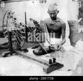 Indien: Mahatma Gandhi (2. Oktober 1869 – 30. Januar 1948), führender politischer und ideologischer Führer der indischen Unabhängigkeitsbewegung, um 1940. Mohandas Karamchand Gandhi war der führende politische und ideologische Führer Indiens während der indischen Unabhängigkeitsbewegung. Er war Pionier bei Satyagraha. Dies wird definiert als Widerstand gegen Tyrannei durch zivilen Massenungehorsam, eine Philosophie, die fest auf Ahimsa beruht, oder totale Gewaltlosigkeit. Dieses Konzept half Indien, Unabhängigkeit zu erlangen und inspirierte Bewegungen für Bürgerrechte und Freiheit auf der ganzen Welt. Stockfoto