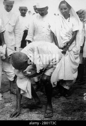 Indien: Mahatma Gandhi (2. Oktober 1869 – 30. Januar 1948), führender politischer und ideologischer Führer der indischen Unabhängigkeitsbewegung, beendet den Salzmarsch in Dandi am 5. April 1930. Mohandas Karamchand Gandhi war der führende politische und ideologische Führer Indiens während der indischen Unabhängigkeitsbewegung. Er war Pionier bei Satyagraha. Dies wird definiert als Widerstand gegen Tyrannei durch zivilen Massenungehorsam, eine Philosophie, die fest auf Ahimsa beruht, oder totale Gewaltlosigkeit. Dieses Konzept half Indien, Unabhängigkeit zu erlangen und inspirierte Bewegungen für Bürgerrechte und Freiheit auf der ganzen Welt. Stockfoto