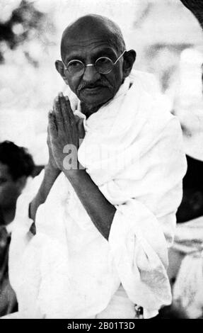 Indien: Mahatma Gandhi (2. Oktober 1869 – 30. Januar 1948), führender politischer und ideologischer Führer der indischen Unabhängigkeitsbewegung, um 1940. Mohandas Karamchand Gandhi war der führende politische und ideologische Führer Indiens während der indischen Unabhängigkeitsbewegung. Er war Pionier bei Satyagraha. Dies wird definiert als Widerstand gegen Tyrannei durch zivilen Massenungehorsam, eine Philosophie, die fest auf Ahimsa beruht, oder totale Gewaltlosigkeit. Dieses Konzept half Indien, Unabhängigkeit zu erlangen und inspirierte Bewegungen für Bürgerrechte und Freiheit auf der ganzen Welt. Stockfoto