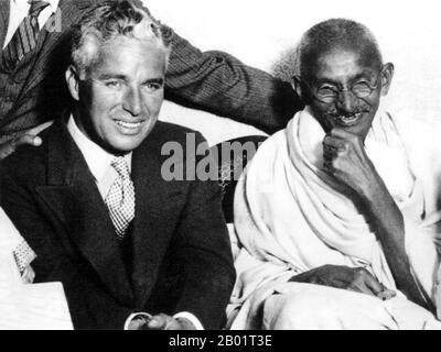 Indien/Vereinigtes Königreich: Mahatma Gandhi (2. Oktober 1869 – 30. Januar 1948), führender politischer und ideologischer Führer der indischen Unabhängigkeitsbewegung, zusammen mit Charlie Chaplin in London, 1931. Mohandas Karamchand Gandhi war der führende politische und ideologische Führer Indiens während der indischen Unabhängigkeitsbewegung. Er war Pionier bei Satyagraha. Dies wird definiert als Widerstand gegen Tyrannei durch zivilen Massenungehorsam, eine Philosophie, die fest auf Ahimsa beruht, oder totale Gewaltlosigkeit. Dieses Konzept half Indien, Unabhängigkeit zu erlangen und inspirierte Bewegungen für Bürgerrechte und Freiheit auf der ganzen Welt. Stockfoto