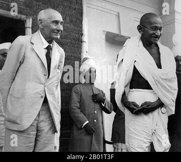 Indien: Mahatma Gandhi (2. Oktober 1869 bis 30. Januar 1948), Anführer der indischen Unabhängigkeitsbewegung, zusammen mit Lord Pethwick Lawrence, britischer Staatssekretär für Indien, Delhi, 18. April 1946. Mohandas Karamchand Gandhi war der führende politische und ideologische Führer Indiens während der indischen Unabhängigkeitsbewegung. Er war Pionier bei Satyagraha. Dies wird definiert als Widerstand gegen Tyrannei durch zivilen Massenungehorsam, eine Philosophie, die fest auf Ahimsa beruht, oder totale Gewaltlosigkeit. Dieses Konzept half Indien, Unabhängigkeit zu erlangen und inspirierte Bewegungen für Bürgerrechte und Freiheit auf der ganzen Welt. Stockfoto