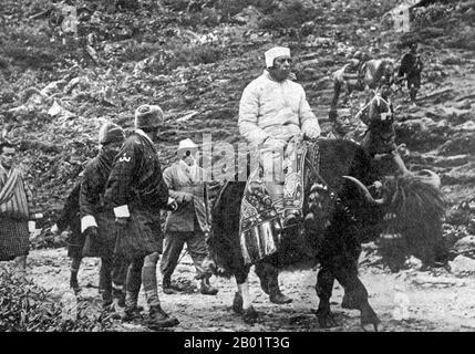 Bhutan/Indien: Jawaharlal Nehru (14. November 1889 bis 27. Mai 1964), erster Premierminister von Indien, 1956 auf einem Yak in Bhutan. Jawaharlal Nehru war ein indischer Staatsmann, der von 1947 bis 1964 der erste (und bis heute am längsten dienende) Premierminister Indiens war. Nehru, einer der führenden Persönlichkeiten der indischen Unabhängigkeitsbewegung, wurde von der Kongresspartei gewählt, um sein Amt als erster Premierminister Indiens zu übernehmen, und wurde wiedergewählt, als die Kongresspartei 1952 die ersten Parlamentswahlen in Indien gewann. Stockfoto