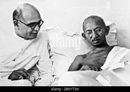 Indien: Mahatma Gandhi (2. Oktober 1869 – 30. Januar 1948), führender politischer und ideologischer Führer der indischen Unabhängigkeitsbewegung, zusammen mit seinem persönlichen Sekretär Mahadev Desai (1892–1942), ca. 1940. Mohandas Karamchand Gandhi war der führende politische und ideologische Führer Indiens während der indischen Unabhängigkeitsbewegung. Er war Pionier bei Satyagraha. Dies wird definiert als Widerstand gegen Tyrannei durch zivilen Massenungehorsam, eine Philosophie, die fest auf Ahimsa beruht, oder totale Gewaltlosigkeit. Dieses Konzept half Indien, Unabhängigkeit zu erlangen und inspirierte Bewegungen für Bürgerrechte und Freiheit weltweit. Stockfoto