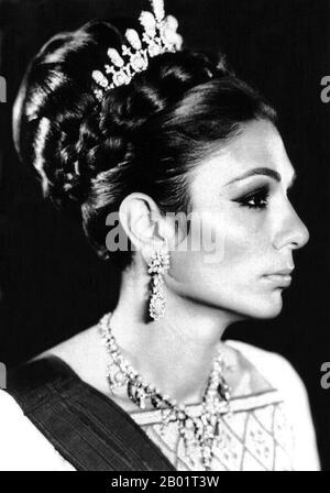Iran/Persien: Offizielles Porträt von Kaiserin Farah Pahlavi (1938-), Ehefrau und Witwe von Mohammad Reza Pahlavi, dem Schah von Iran (1919-1979), um 1970er Jahre Farah Pahlavi (* Farah Diba) ist die ehemalige Königin und Kaiserin des Iran. Sie ist die Witwe von Mohammad Reza Pahlavi, dem Schah von Iran und der einzigen Kaiserin des modernen Iran. Sie war von 1959 bis 1967 Königin des Iran und von 1967 bis zum Exil 1979 Kaiserin des Iran. Obwohl die Titel und Unterscheidungen der iranischen Kaiserfamilie innerhalb des Iran von der islamischen Regierung abgeschafft wurden, wird sie aus Höflichkeit immer noch als Kaiserin oder Shahbanou bezeichnet. Stockfoto