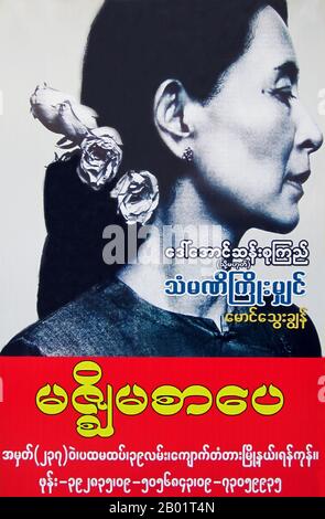 Birma/Myanmar: Ein Wahlkampfplakat für Aung San Suu Kyi aus der Wahl vom 1. April 2012. Aung San Suu Kyi (* 19. Juni 1945 in Myanmar) ist eine burmesische Diplomatin, Politikerin und Autorin, die von 2016 bis 2021 als Staatsrätin Myanmars diente. Sie war die jüngste Tochter von Aung San, dem Vater der Nation des modernen Myanmars, und leitete die National League for Democracy (NLD). Stockfoto