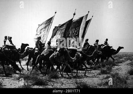 Saudi-Arabien: Muslimische Krieger von Ibn Saud auf dem Kamel zurück in Nejd, auf dem Weg zur Rückeroberung Riad, um 1910. König Abdul-Aziz von Saudi-Arabien (1876–9. November 1953) war der erste Monarch Saudi-Arabiens, der dritte saudische Staat. Er wurde in englischsprachigen Ländern meist Ibn Saud genannt. Beginnend mit der Rückeroberung der Heimatstadt Riad seiner Familie im Jahr 1902 konsolidierte er 1922 seine Kontrolle über die Najd und eroberte 1925 den Hidschas. Nachdem er fast ganz Zentralarabien erobert hatte, vereinte er seine Herrschaft 1932 in das Königreich Saudi-Arabien. Stockfoto