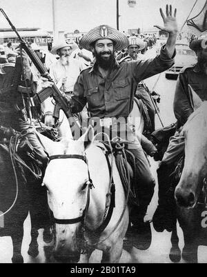 Kuba: Camilo Cienfuegos (6. Februar 1932 bis 28. Oktober 1959) nach seinem Sieg in Yaguajay, ca. Januar 1959. Camilo Cienfuegos Gorriarán war ein kubanischer Revolutionär, der in Lawton, Havanna, geboren wurde. Er wuchs in einer anarchistischen Familie auf, die Spanien vor dem Spanischen Bürgerkrieg verlassen hatte, und wurde neben Fidel Castro, Che Guevara, Juan Almeida Bosque und Raúl Castro zu einer Schlüsselfigur der kubanischen Revolution; er galt als zweiter unter der revolutionären Führung nach Fidel Castro. Während des Rückflugs von Camagüey verschwand sein Flugzeug über der Straße von Florida und er wurde als tot angesehen. Stockfoto