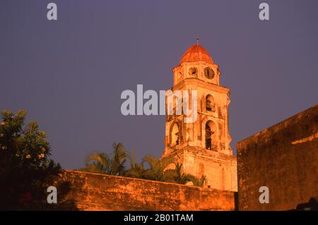 Kuba: Licht am späten Nachmittag auf dem Glockenturm des ehemaligen Konvents von San Francisco de Asis, Trinidad, Provinz Sancti Spiritus. Trinidad wurde 1514 von Diego Velázquez als dritte europäische Kolonialsiedlung Kubas gegründet. Anfangs blühte es als Goldbergbauzentrum und auch als Einsatzbasis für den Eroberer Hernán Cortés während seiner Invasion und Eroberung Mexikos im Jahr 1518. Später ersetzte Havanna Trinidad als Hauptbasis für spanische Operationen gegen das zentralamerikanische Festland, doch zu dieser Zeit ersetzte der fruchtbare Boden um Trinidad bereits Gold durch Zuckerrohr. Stockfoto