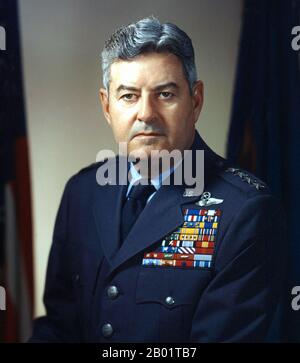 USA: General Curtis Emerson LeMay (15. November 1906 - 1. Oktober 1990), ca. 1950er Jahre Curtis Emerson LeMay war General der United States Air Force und Vize-Präsidentschaftskandidat des Präsidentschaftskandidaten George Wallace 1968. Ihm wird zugeschrieben, dass er eine effektive, aber auch kontroverse, systematische strategische Bombenkampagne im Pazifik des Zweiten Weltkriegs entworfen und umgesetzt hat Während des Krieges war er für die Planung und Durchführung einer massiven Bombenkampagne gegen Städte in Japan bekannt. Nach dem Krieg leitete er die Berliner Luftbrücke. Stockfoto