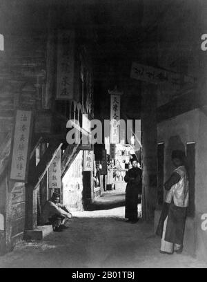 USA: "Neighbors of the Alley". Ladenbesitzer in einer Seitenstraße, Los Angeles Old Chinatown, um 1922. Chinatown in Los Angeles, Kalifornien, liegt im Stadtzentrum der Stadt. Es wurde 1938 erbaut und ist das zweite Chinatown, das in Los Angeles gebaut wurde. Das ursprüngliche historische Chinatown wurde Ende des 19. Jahrhunderts gegründet, wurde jedoch abgerissen, um Platz für die Union Station zu schaffen, das größte Eisenbahndepot der Stadt, wodurch die Einwohner und Unternehmen vertrieben wurden. Es ist eines von drei großen Chinatowns in Kalifornien, eines in San Francisco und das andere in Oakland. Stockfoto