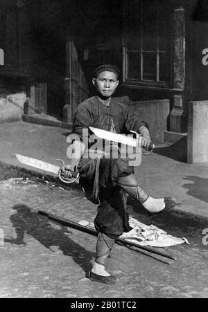 USA: Kampfkunst mit zwei Schwertern, San Francisco Chinatown. Foto von Arnold Genthe (1869-1942), um 1890-1900. San Franciscos Chinatown war von den 1850er bis in die 1900er Jahre der Einreisehafen für die frühen Hoisanesen und Zhongshanesen aus der Provinz Guangdong in Südchina Das Gebiet war die einzige geografische Region, die von der Stadtverwaltung und privaten Eigentümern verfasst wurde, die es chinesischen Personen erlaubte, Wohnungen innerhalb der Stadt zu erben und zu bewohnen. Die Mehrheit dieser chinesischen Ladenbesitzer, Restaurantbesitzer und Angestellten in San Francisco waren hauptsächlich Hoisaner und Männer. Stockfoto